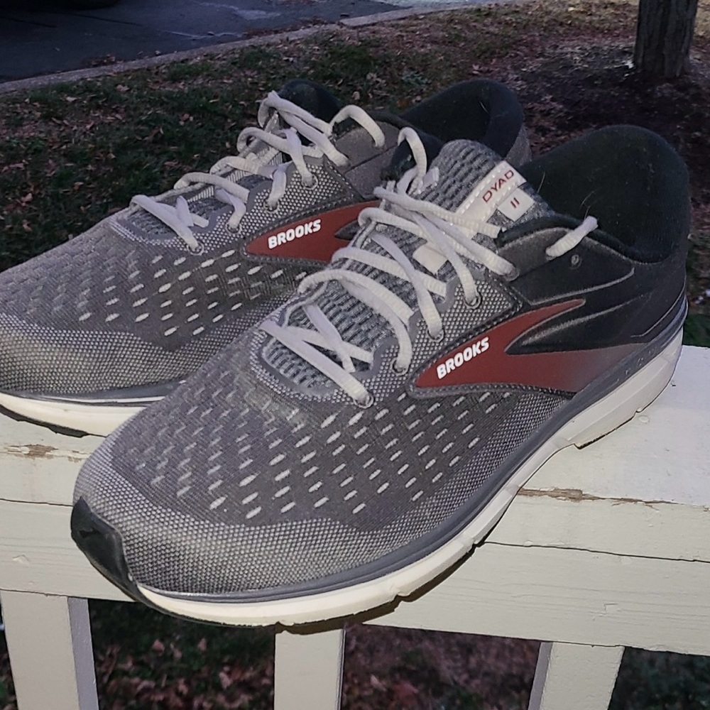 Brooks Dyad 13 road-running shoes mens size 14 gray white burgundy